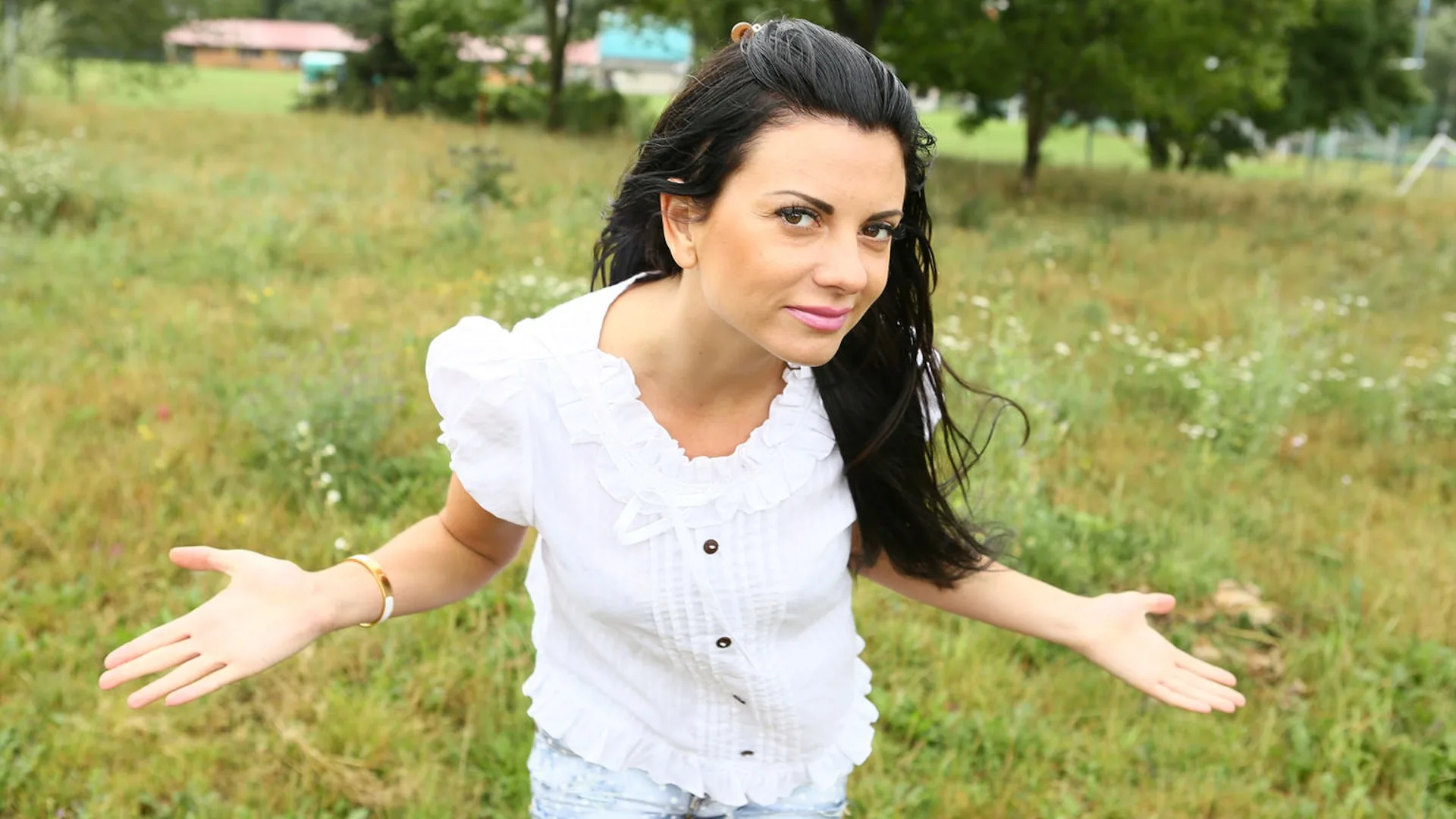 Pretty Babe in Shorts Fucked in a Car - Public Agent - 1123565