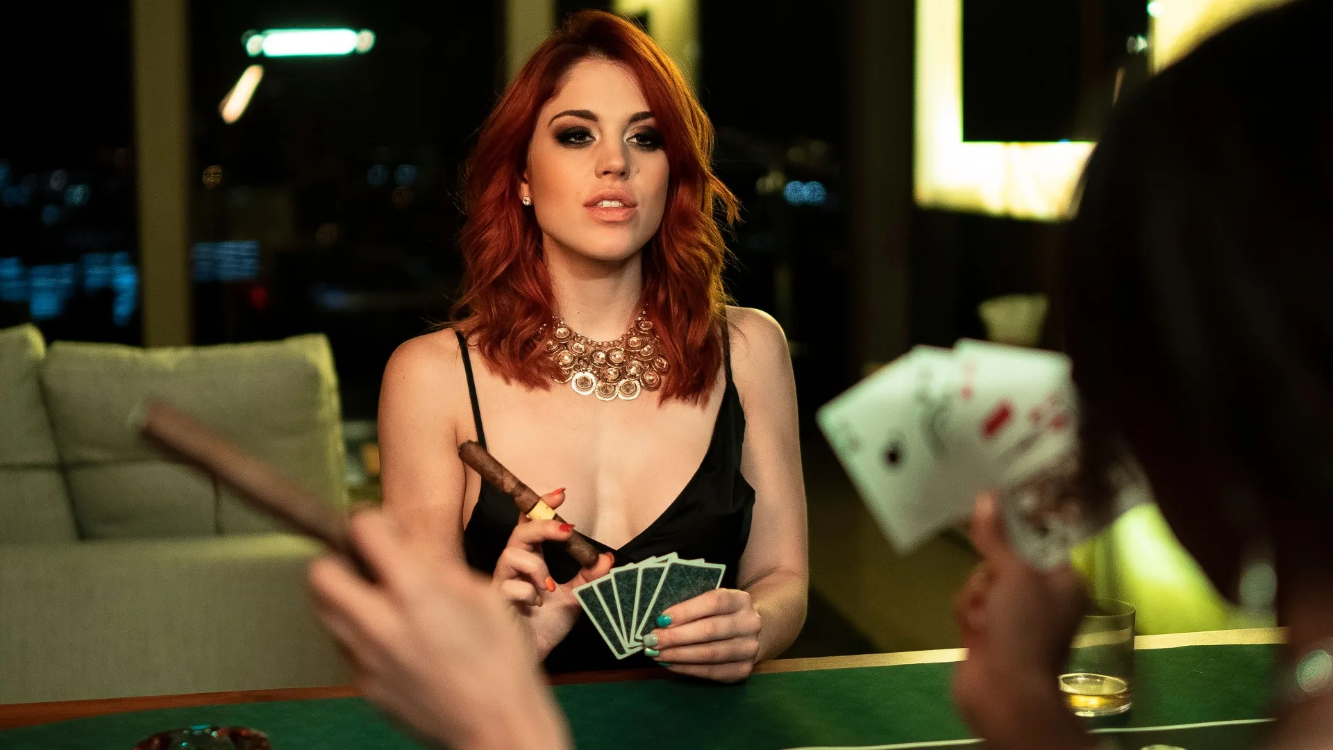 Hold 'Em or Fold 'Em - Babes