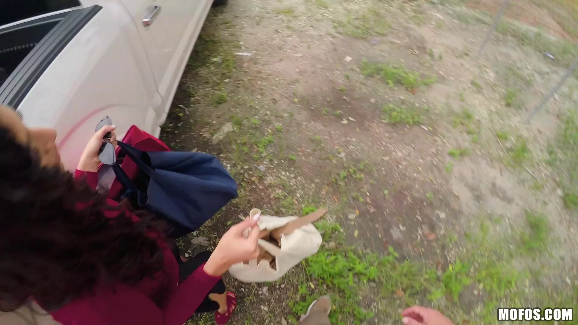 Leaving Her Baggage Behind - Stranded Teens - 1134796