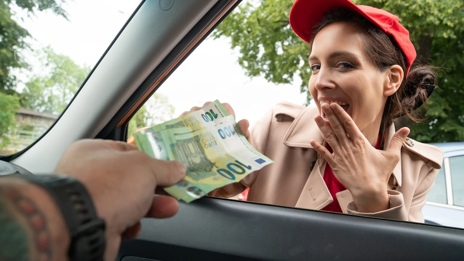 Shy waitress needs more than tips - Public Agent - 1138379